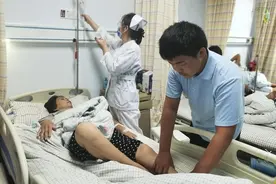 河南14岁少年休学照顾患病父母、打理桃园：要当男子汉扛下所有图片