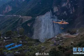 直升机吊运挖掘机，这个村通车了图片