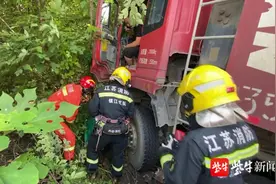 货车与三轮车相撞，一名老人当场身亡图片