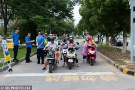 江苏施行电动自行车管理条例 骑乘者须佩戴头盔图片