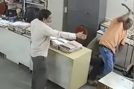 印度酒店女员工提醒上司戴口罩 却被对方拽头发用木扶手暴打头部图片
