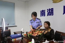 暖心！老家70箱桃子滞销急哭了单亲妈妈，女民警化身主播直播半小时售空图片