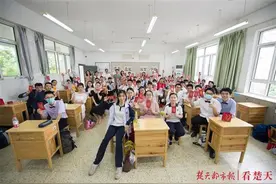 有金牛、有许愿瓶、有大红包，成人礼上学校给学生送上别样礼物图片