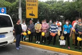 六座客车“叠罗汉”，超载至14人被查视频封面