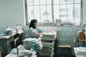 出身小镇的985大学生为何自嘲废物？视频封面