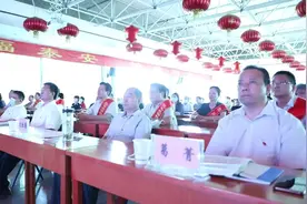 泰安市中心医院召开勇做新时代泰山“挑山工”庆“七·一”表扬大会图片