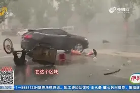 淄博老人大雨中被狂风刮倒，躺在地上动弹不得，热心大哥赶来帮忙视频封面