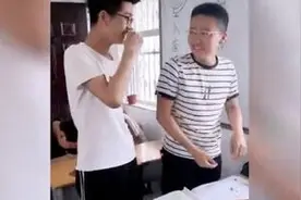 两男生吵架被老师罚牵手，对视瞬间扑哧笑出声，网友：强扭的瓜变甜了图片