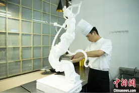 23岁厨师小伙“刀下锦绣”用泡沫雕出西施像图片