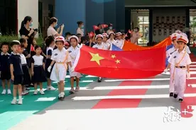 深圳萌娃升国旗合唱《东方之珠》庆香港回归23周年图片
