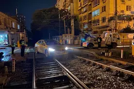 男子醉驾遇交警，开着轿车上铁路图片