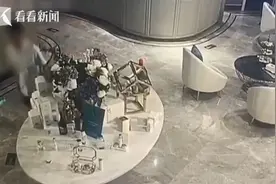 他偷手机后被约一起吃饭，没想到竟等来了警察图片