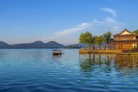 走读西湖北线丨平湖秋月图片