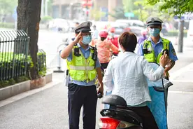电动车不戴头盔处罚首日 南京交警半天查了513起图片