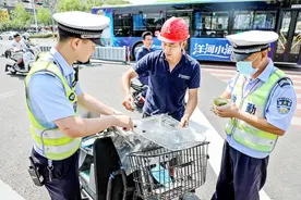 江苏电动车新规实施首日 直击淮安交警路上执法图片