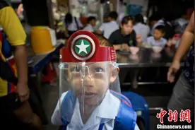 泰国学校恢复上课 学生戴面罩上课隔离用餐图片