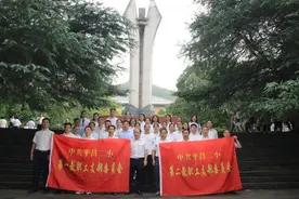 四川平昌县第二小学庆“七·一”图片