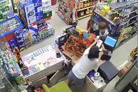 男子冲进超市，抱起整个收银机就跑！网友：这样也行？图片