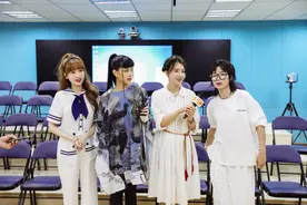 阿朵、金莎、许飞、朱婧汐四位“姐姐”走进乡村，与留守儿童合唱团寻找“最美声音”图片