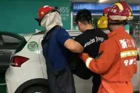 两个“小姐姐”被困共享汽车半小时，消防砸窗救人视频封面