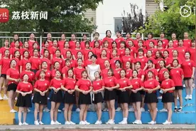 班里唯一男生穿婚纱拍毕业照 男生：一开始我是拒绝的图片