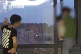 “叔叔在演习”！女子抱5岁儿子坐22楼窗口 消防员救人后撒了个谎图片