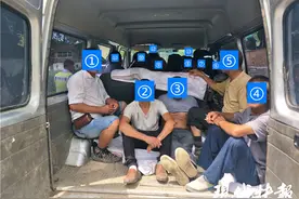 面包车里塞了13人，司机：都是工友漏了谁都不好图片