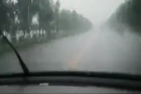 70岁老太太刚熄灯睡觉，一个黑影却把她家窗户卸了，还压住她的身体抢走了手上20余克的黄金手镯图片