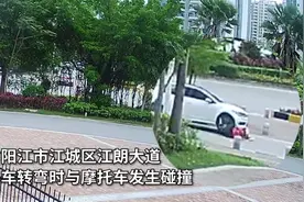 路边摄｜轿车转弯时撞倒摩托车，还好戴了头盔......图片