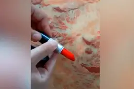 高三老师送全班同学毕业礼物，女生还有一支口红视频封面