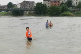 杭州男子下水抓鱼，突然大喊救命！上游正开闸泄洪……图片