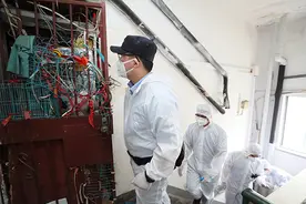 一天清出三卡车垃圾，上海男子在家堆垃圾多年被依法强制执行图片