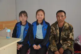 残疾姐妹的上学路：父亲曾是放羊娃，坚持送她们读书，从小学背进初中图片