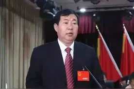 带着金条茅台，区长凌晨四点去给市委书记“拜年”图片