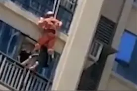南充一女子坐17楼窗台欲跳楼，救援人员跃下将其蹬回屋内图片