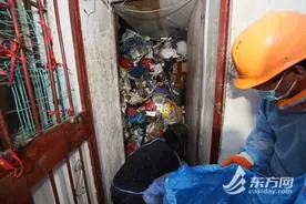 恶臭熏天！男子捡垃圾成瘾堆满楼道，法警防护服上阵清出400袋垃圾图片