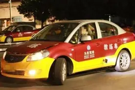 男子第二次练科目二开教练车飞下斜坡撞墙！教练吓懵忘踩刹车图片