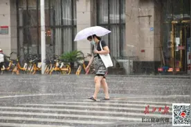下雨天，还在用脚乘风破浪？当心惹“毒”上身图片