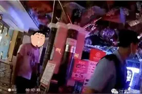 女子KTV唱歌正嗨，陌生人突然冲进包厢：真难听别唱了图片