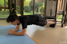 彭昱畅解锁健身新pose 笑称怕弹力带突然崩开图片