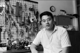 徐州男子半年搞出40多件“无用发明”走红网络图片