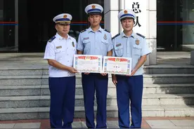 荣光！消防员飞身刀下救男童 海南消防千里送奖到家乡图片