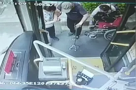 “我来做您的拐杖”！青岛公交驾驶员这个举动温暖一车人……图片