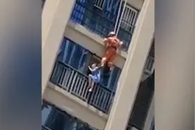 女子欲跳楼，救援人员从18楼索降一脚将其蹬回屋内视频封面