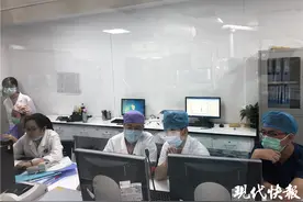 44岁男子心跳骤停！医护一路飞奔，有医生跪着持续按压……图片