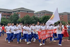 高考前最后一公里跑 成都七中万达高三学生喜领“体育毕业证”图片