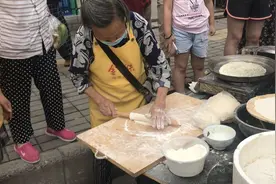 郑州一86岁老人摆摊卖菜馍，一小时收入80多元：做生意不图挣钱只为玩，蹬三轮车一溜烟跑图片