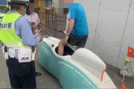 老外在上海街头开8000欧元“潜水艇”上路，因系无牌电动车被警方处罚图片