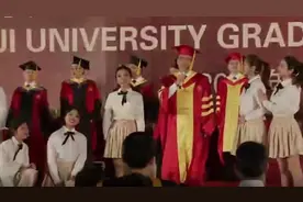 两场毕业典礼两位校长都唱了《送别》，你pick哪一版图片