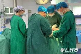湖南一男子耳廓长“痘痘”用手挤，竟发展成肿瘤……图片